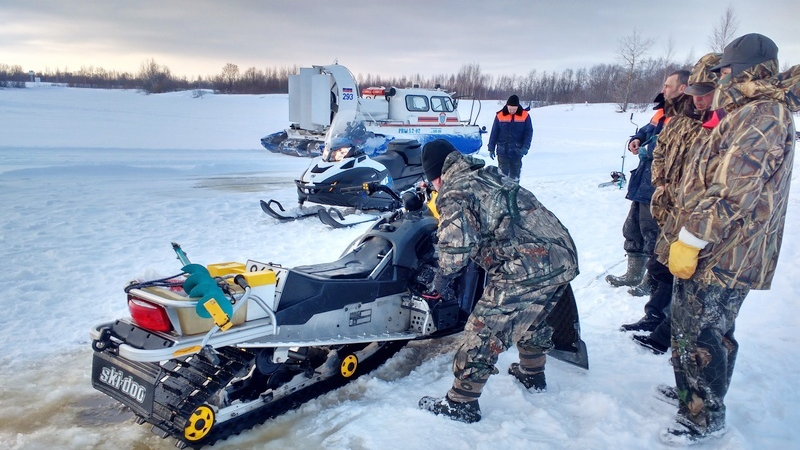 На реке Шексне рыбак на снегоходе провалился под лед 