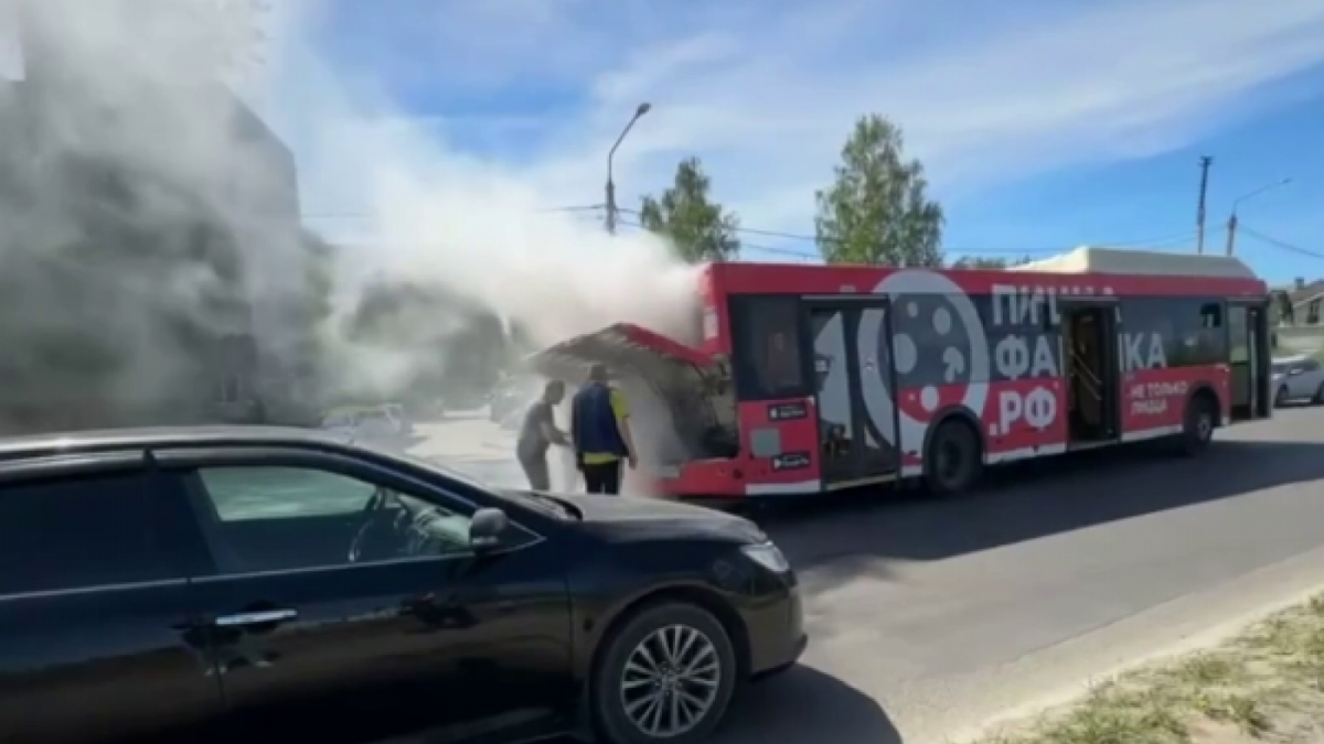 В Вологде загорелся автобус с пассажирами внутри 