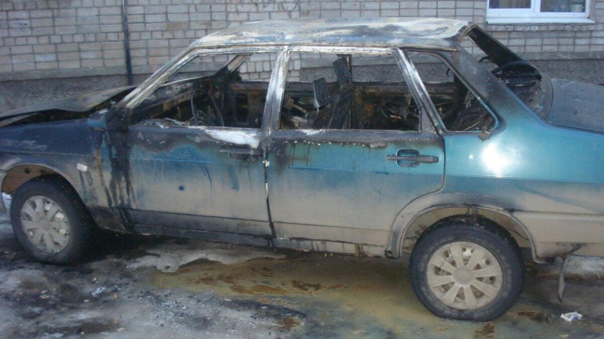 В Вологде у парка Победы подожгли два автомобиля