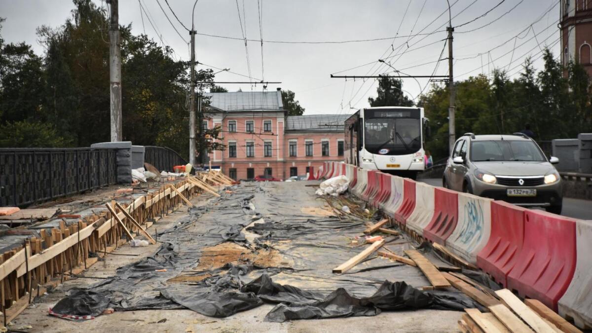 Одну сторону Октябрьского моста заасфальтируют к концу этой недели