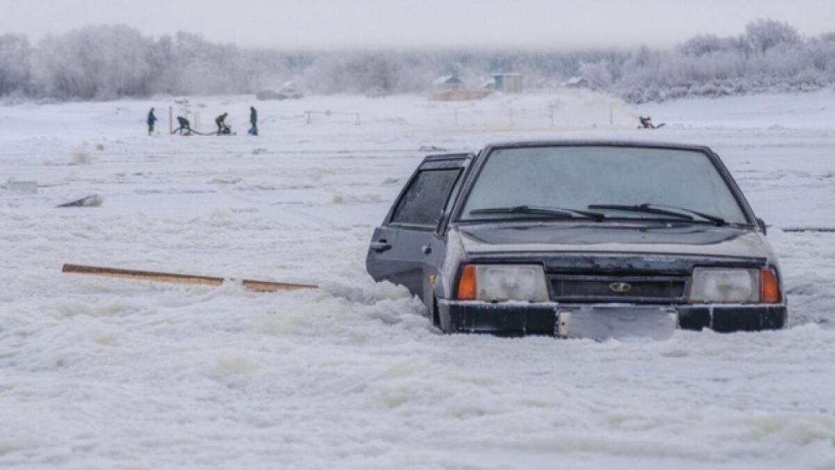 На переправе около Великого Устюга автомобиль с людьми провалился под лёд