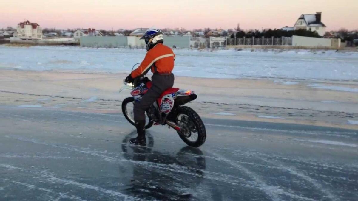 Подростки катались по тонкому льду на мотоцикле