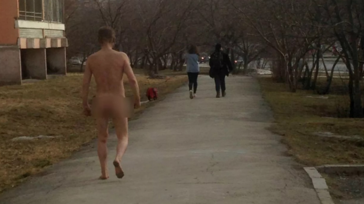Оштрафован мужчина, бегавший голым по лесозаводу