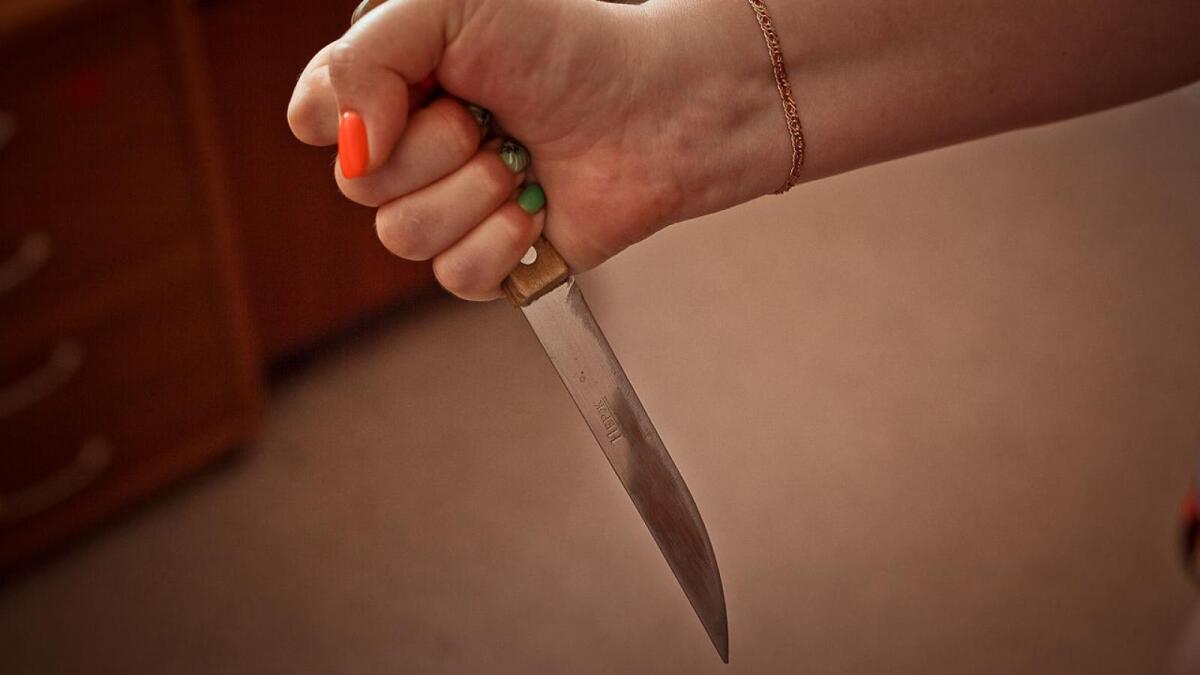 В Вологодской области девушка трижды ранила ножом своего сожителя