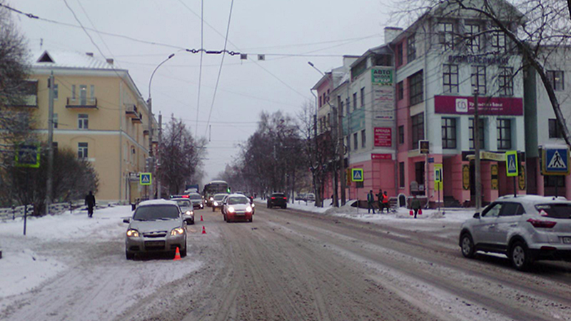 В центре Вологды под колеса иномарки угодила 40-летняя женщина