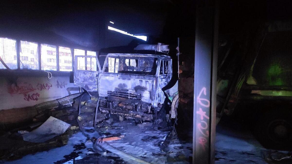 В Череповце сгорел гараж с тремя «КамАЗами»