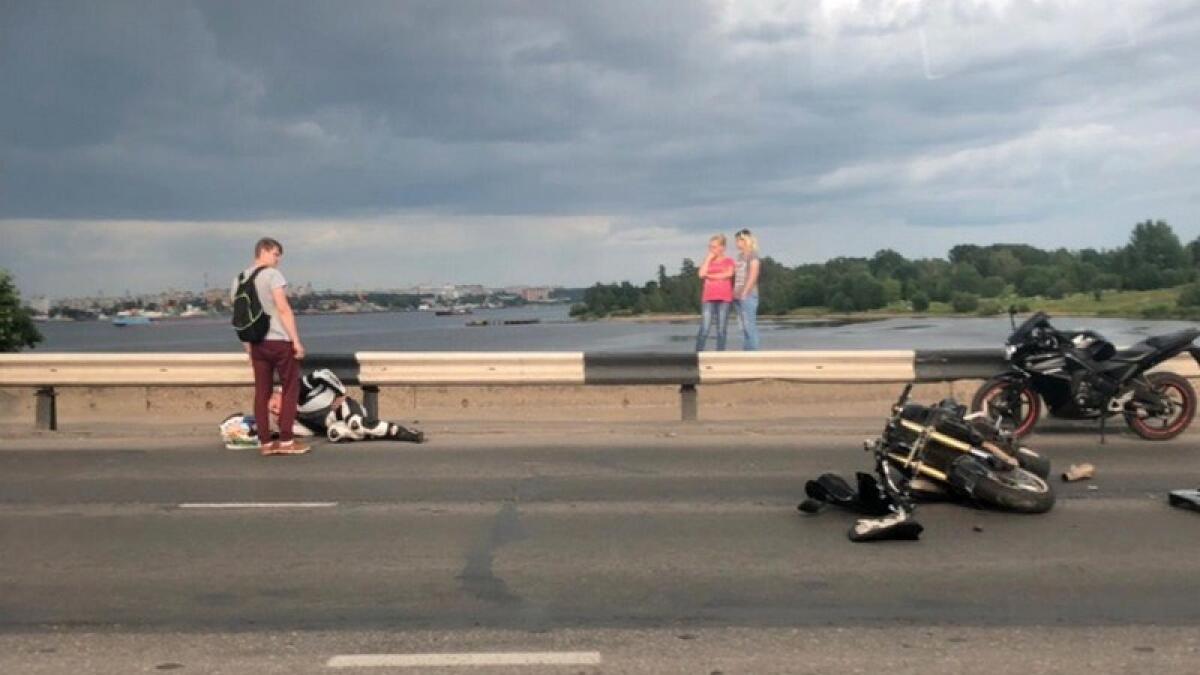 Мотоциклист попал в серьезную аварию на Октябрьском мосту