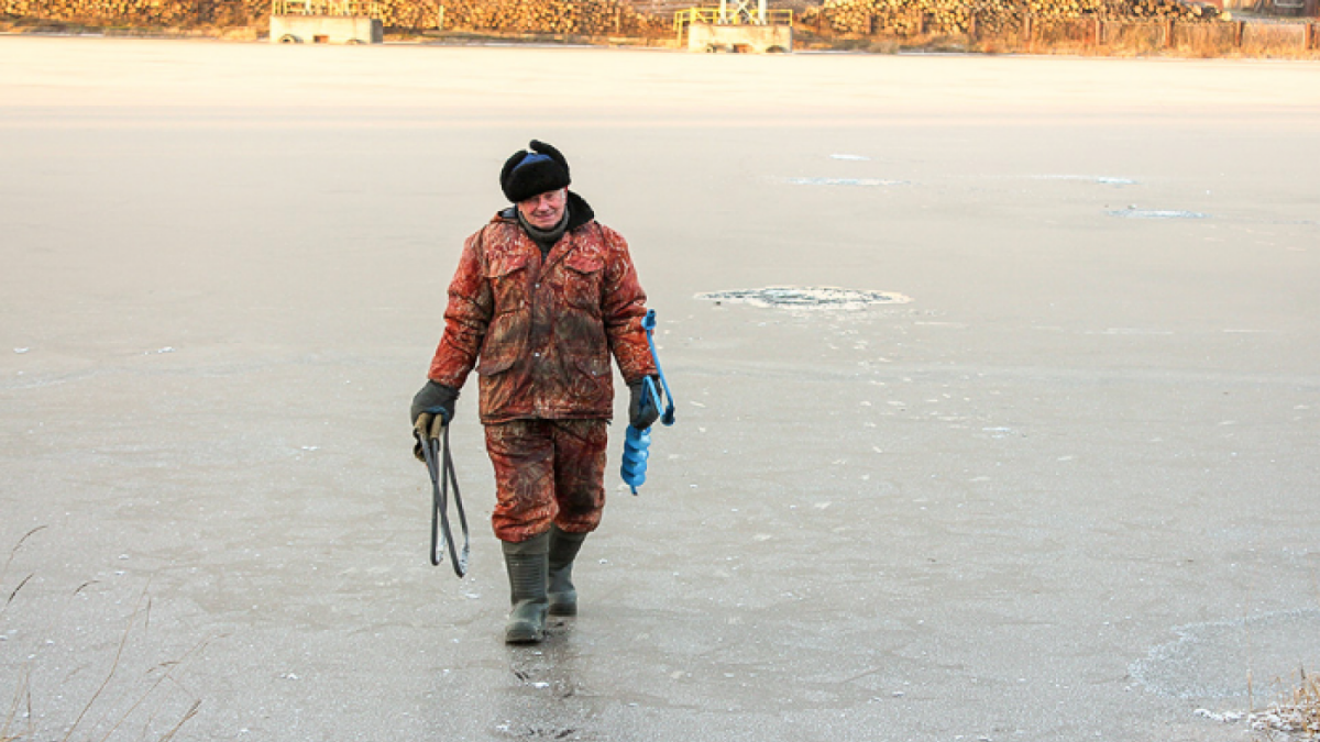  Череповецкие рыбаки уничтожают запрещающие аншлаги