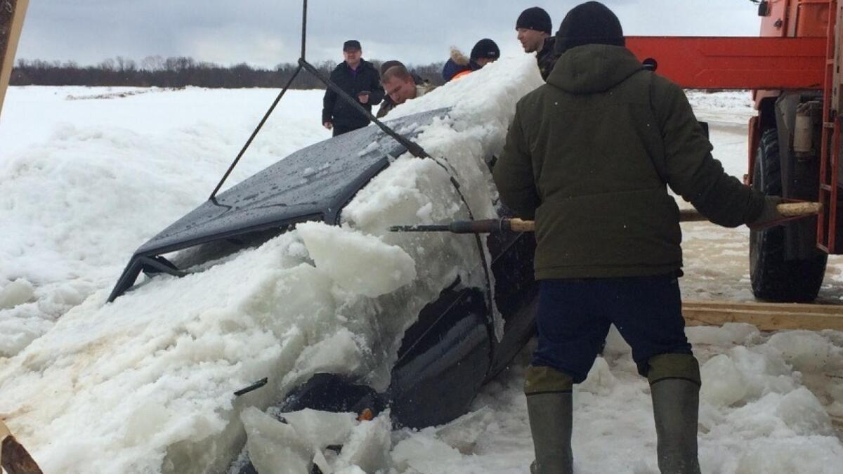 В Великом Устюге вытащили машину, которая провалилась под лед в прошлом году