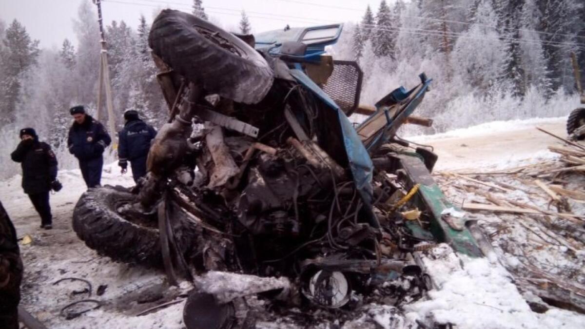 В Вологодской области лесовоз врезался в поезд