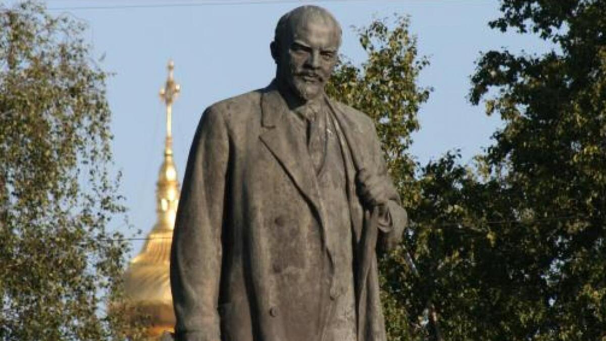 На памятнике Ленину нарисовали свастику