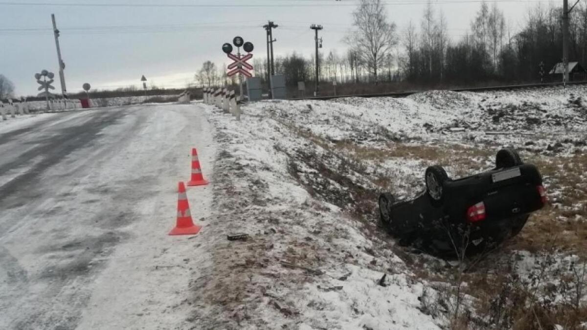 Под Вологдой машина опрокинулась в кювет: два пострадавших