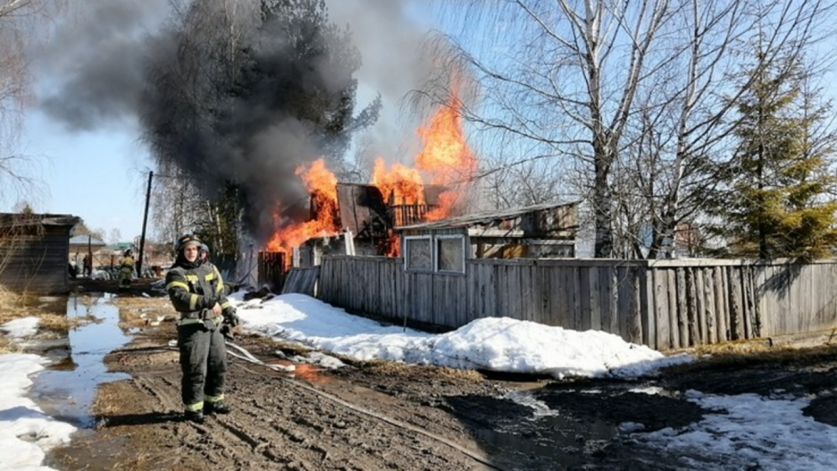 Пожарные не смогли проехать к горящей даче