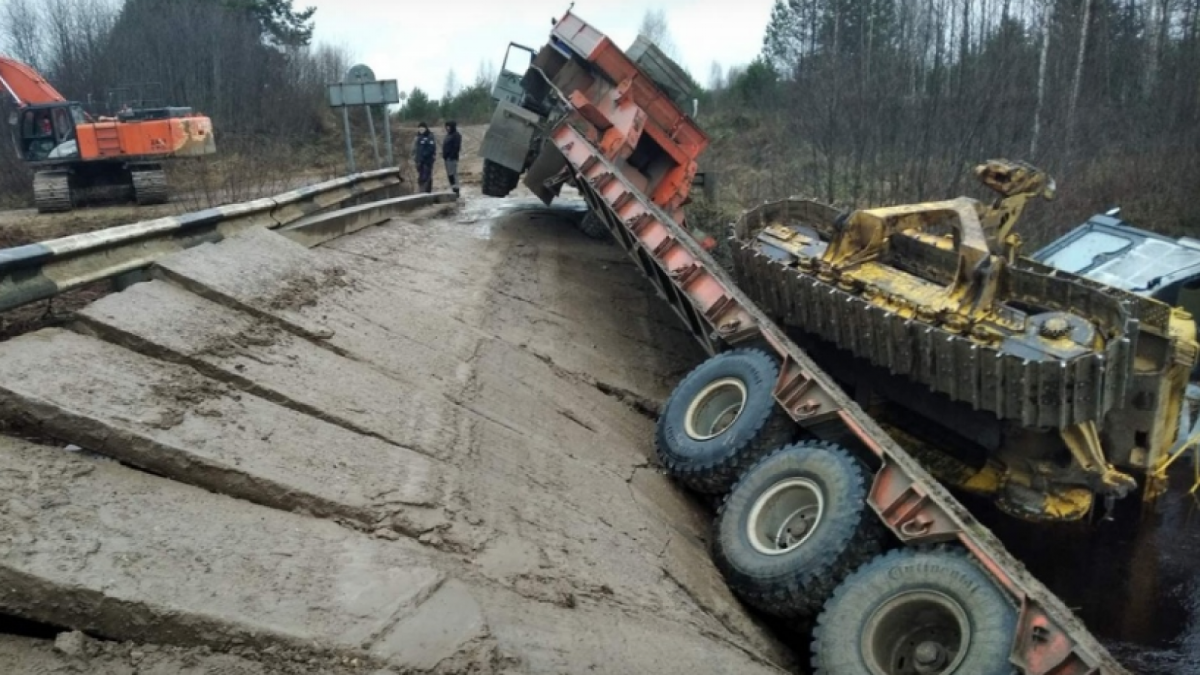 Под Бабаево рухнул мост