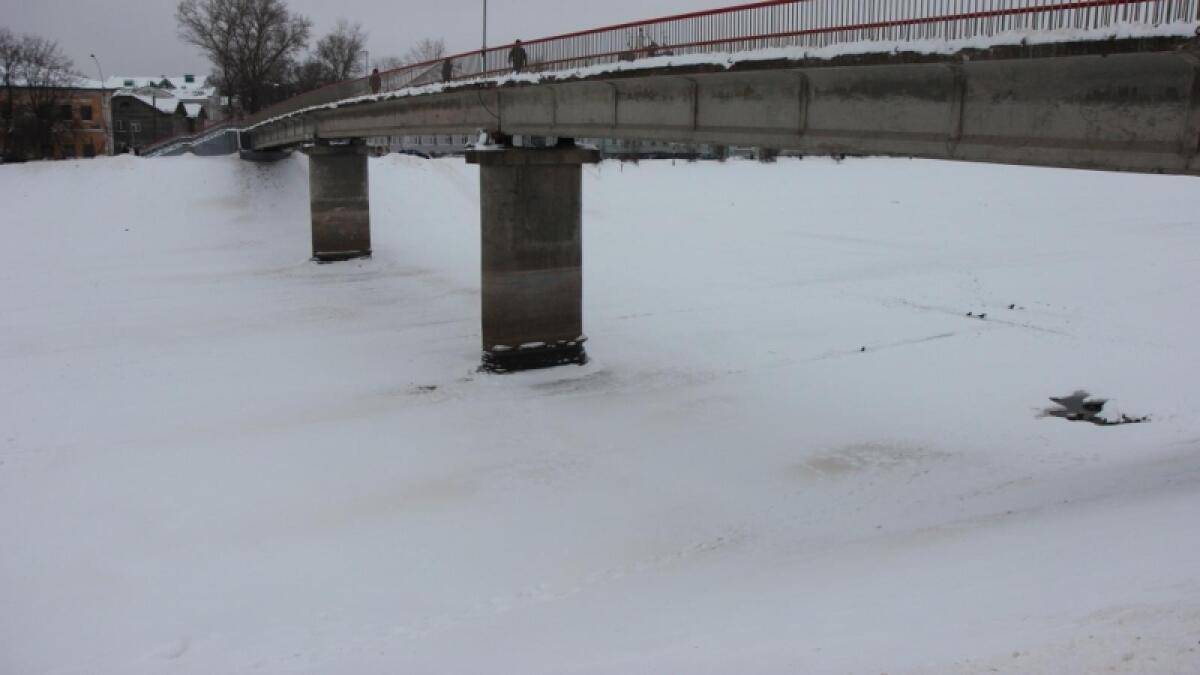 Подросток чуть не провалился под лед у Красного моста
