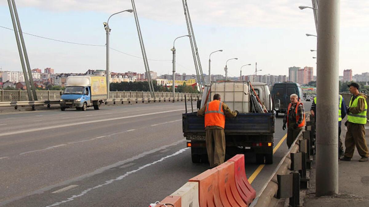 В Череповце завершают покраску Октябрьского моста