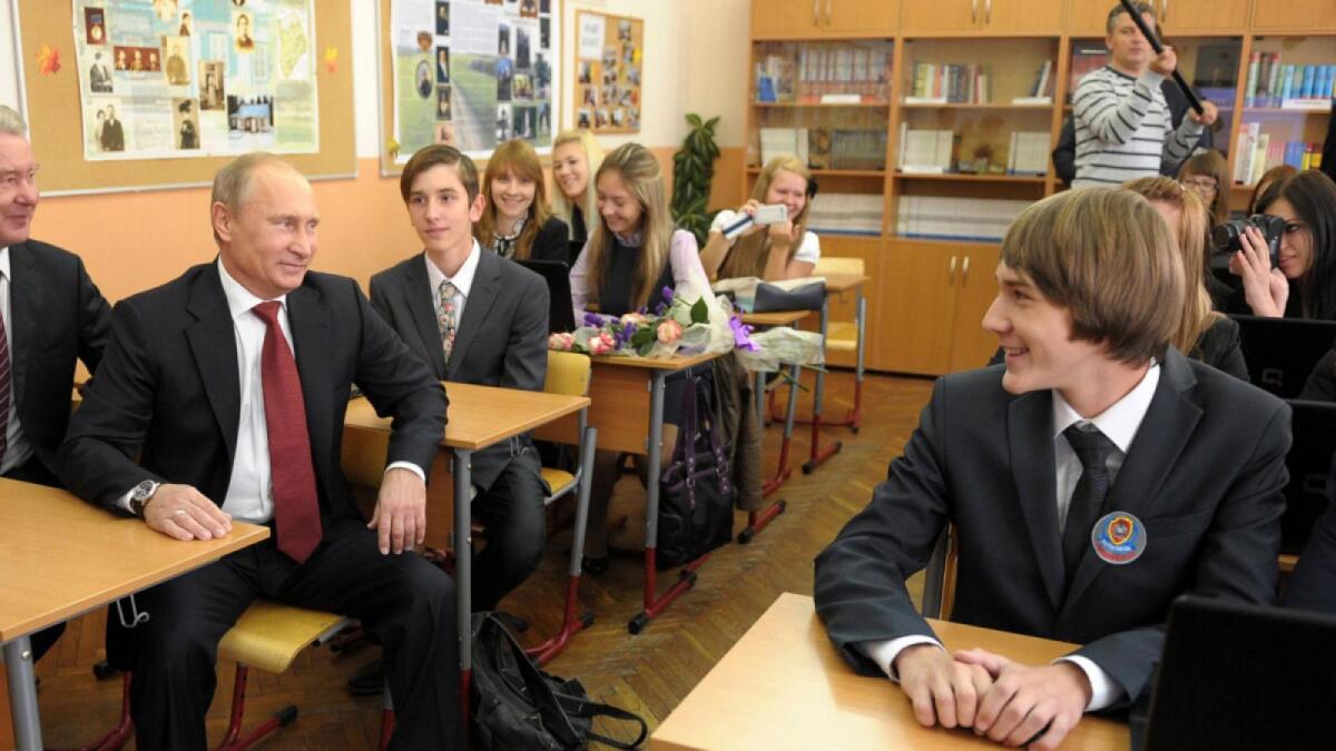Путин поручил снизить число контрольных в школах