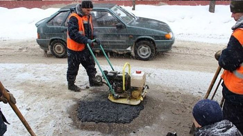 В городе металлургов в праздники отремонтировали 500 кв.м. дорожного полотна