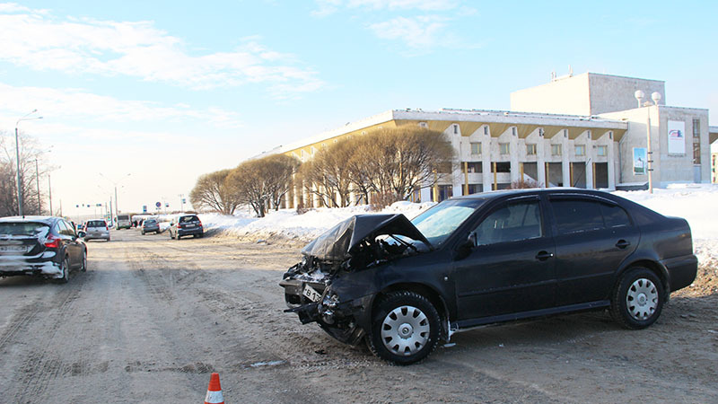 В Череповце водитель иномарки не справился с управлением и въехал в столб 