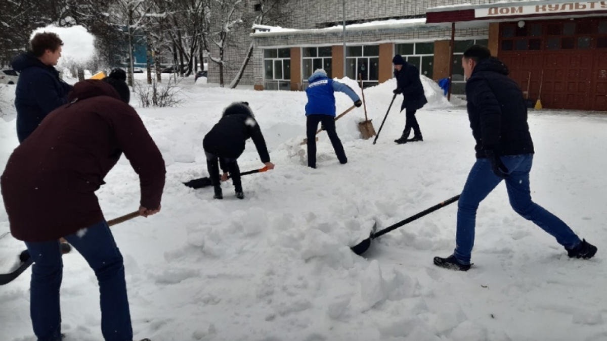 Чиновники Вологодского района вышли чистить снег