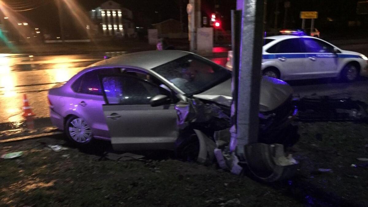 В Череповце легковушка влетела в столб