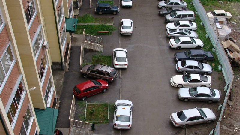 Парковки у жилых домов станут платными
