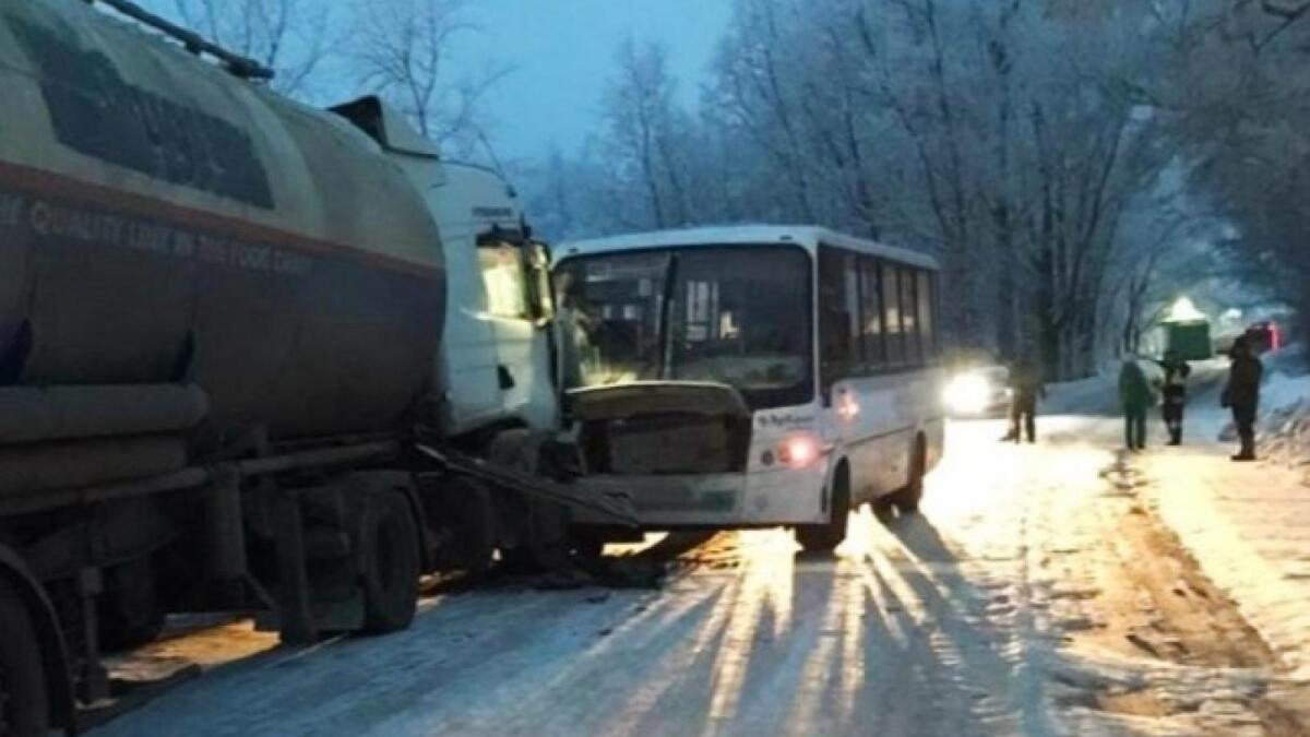 Автобус с пассажирами въехал в тягач