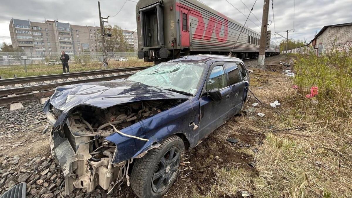 В Вологде на ж/д переезде машина попала под поезд 