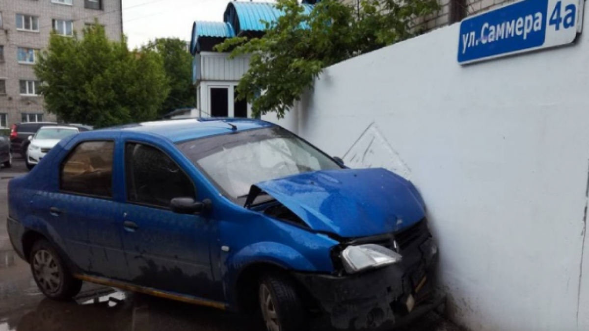Три автомобиля и бетонный забор протаранила пьяная девушка в Вологде