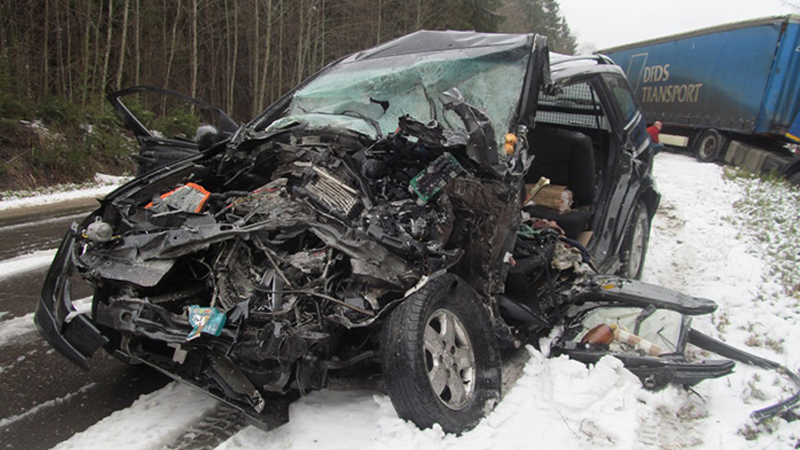 В Кирилловском районе в лобовой аварии с грузовиком погибли два человека