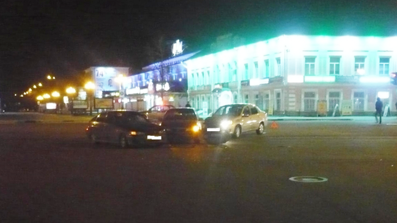 В центре Вологды столкнулись три автомобиля