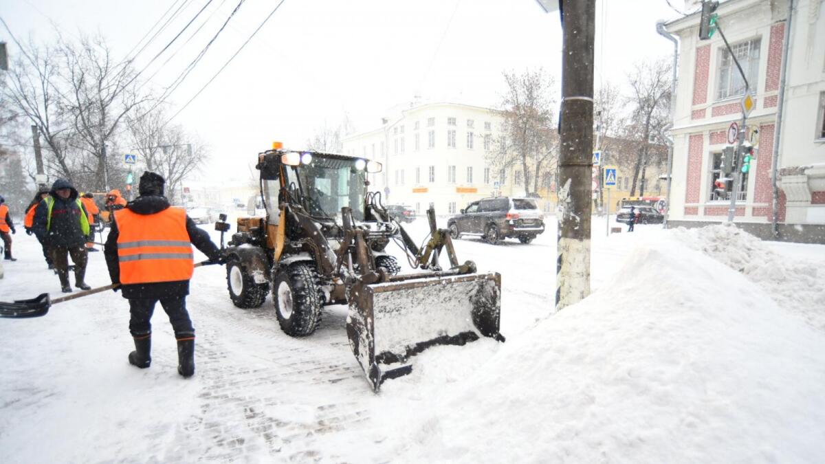 Уборка снега в Вологде продолжается
