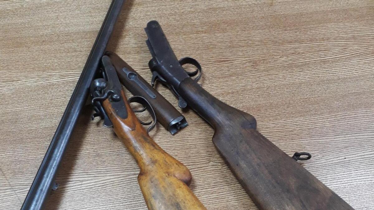 Жители Вологды продолжают добровольно отдавать оружие и боеприпасы полицейским