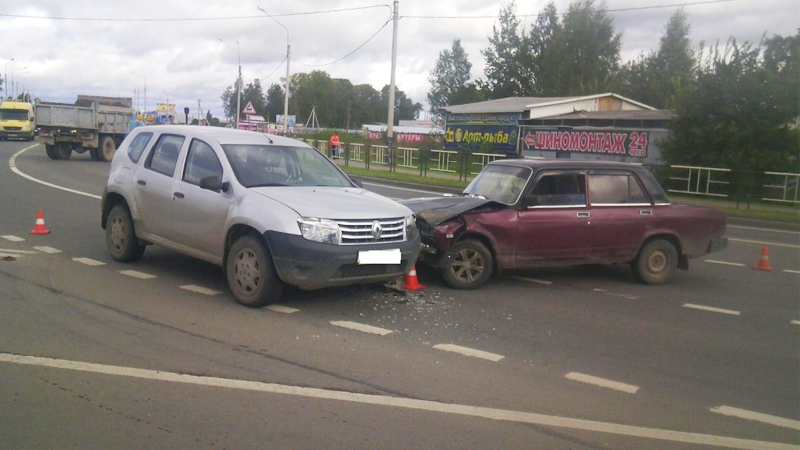 Авария на перекрестке произошла вчера в Вологде