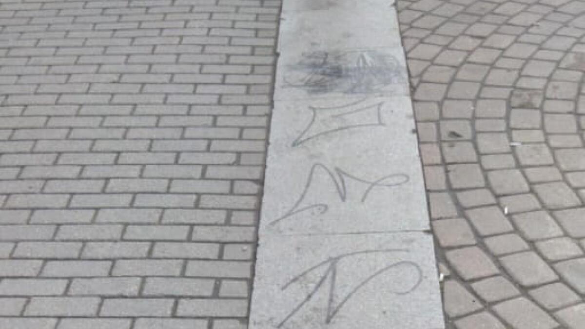 Подростки изрисовали площадь у ЦУМа
