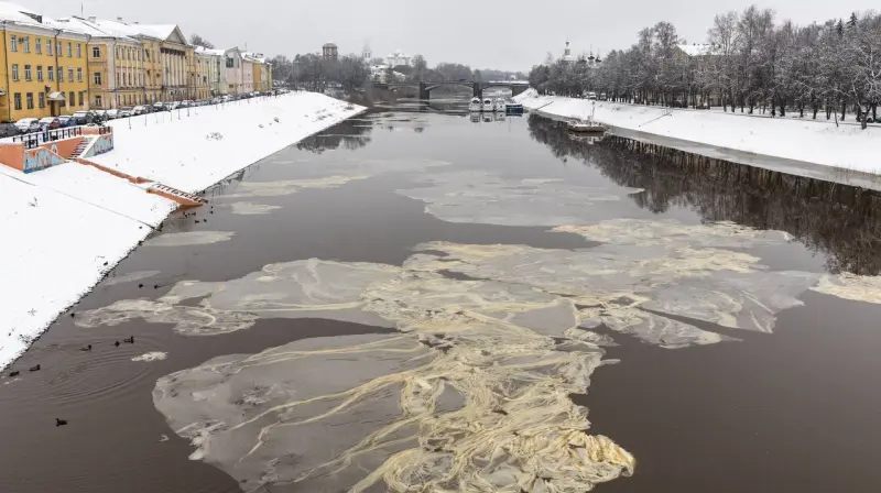 Странная субстанция плывёт по реке Вологде