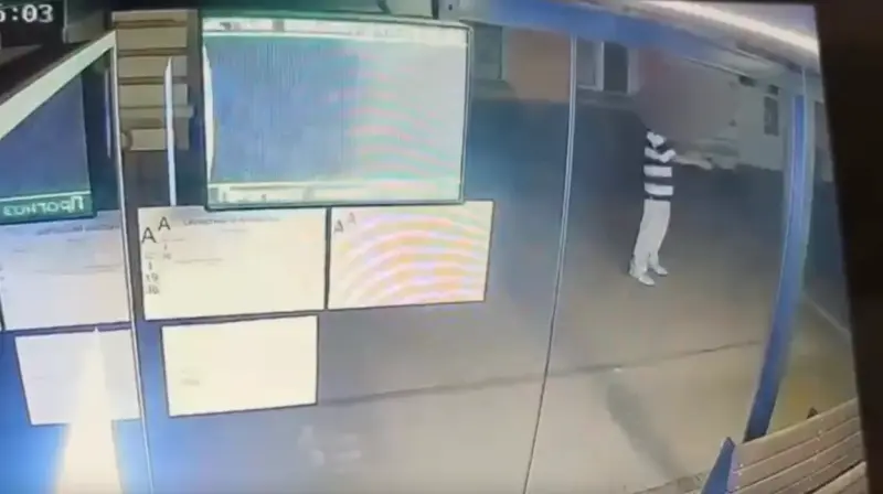 Подросток в Вологде прострелил остановку из пневматики