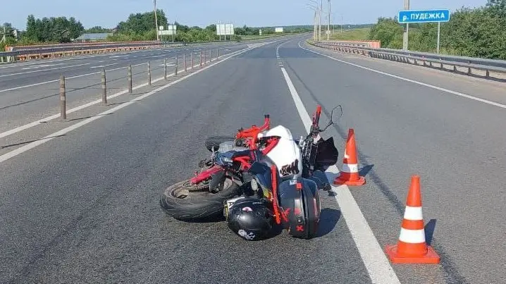 Под Вологдой мотоциклист нарушил правила и врезался в грузовик