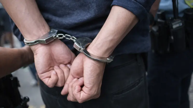 Вологжанин попытался украсть заказанный пистолет с пункта выдачи