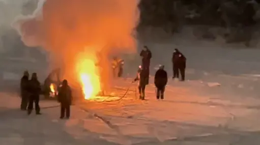 Машина сгорела на реке Вологде