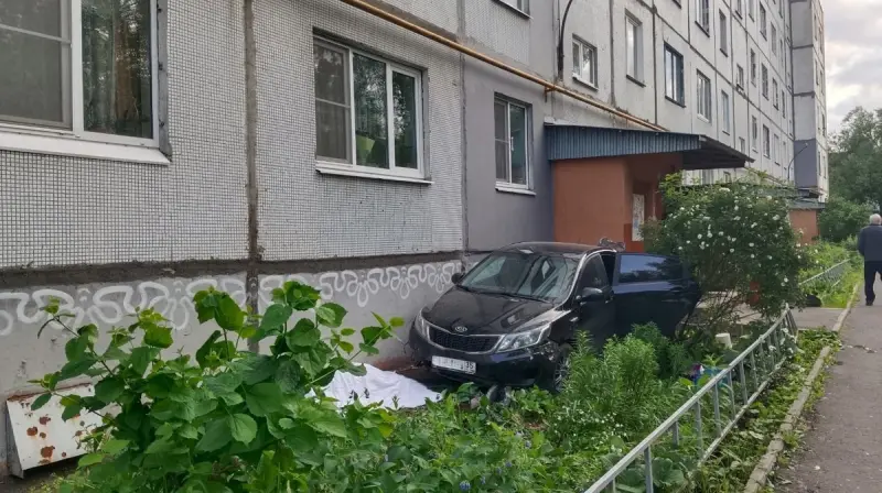 Вологжанка во дворе дома вылетела на газон и задавила пенсионерку