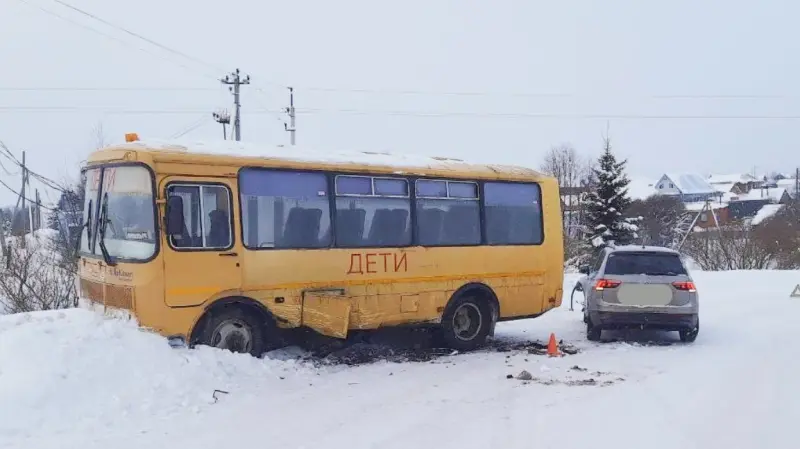 Школьный автобус попал в ДТП