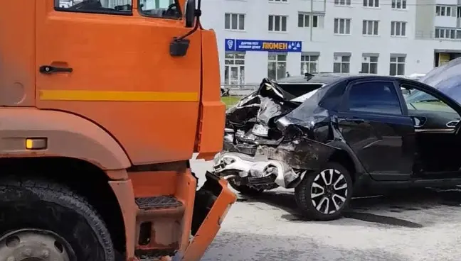 КамАЗ протаранил легковушку в Вологде