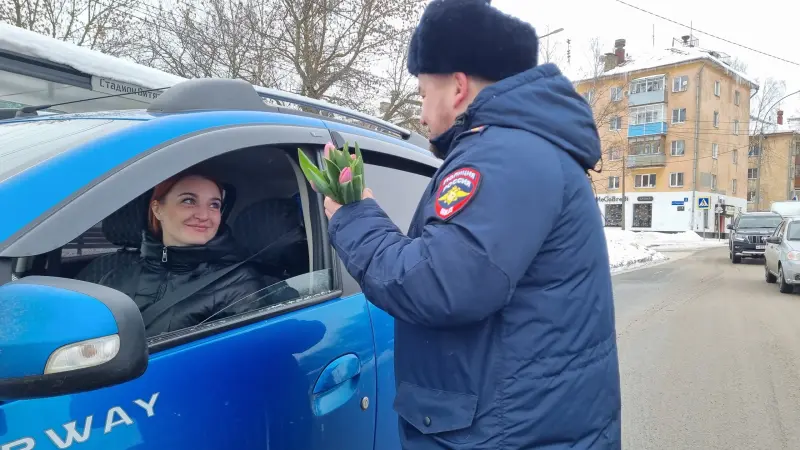 Полицейские дарят вологжанкам цветы