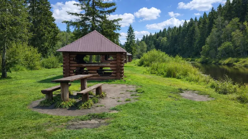 Благоустроенное место для пикника с беседками на Комёле