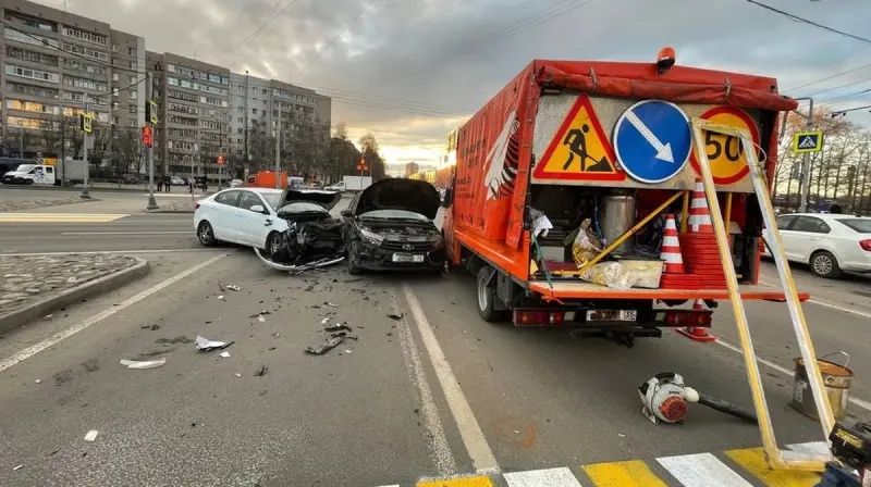В тройном ДТП пострадали дорожные рабочие