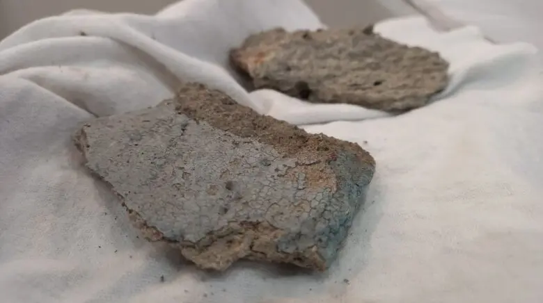 «Дом рушится, а УК бездействует»: вологжанка пришла в Гордуму с уликами