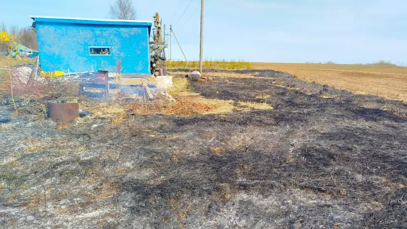 Мужчина хотел сжечь мусор на участке, но устроил пожар на 200 м²