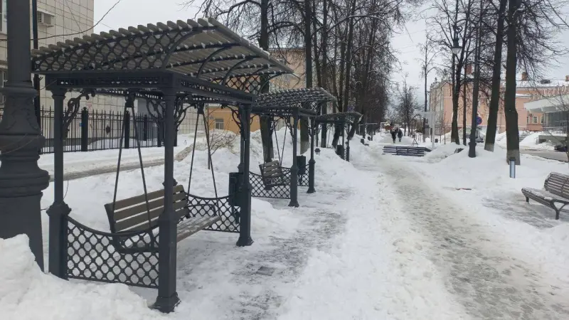 На ул. Пушкинской появились качели