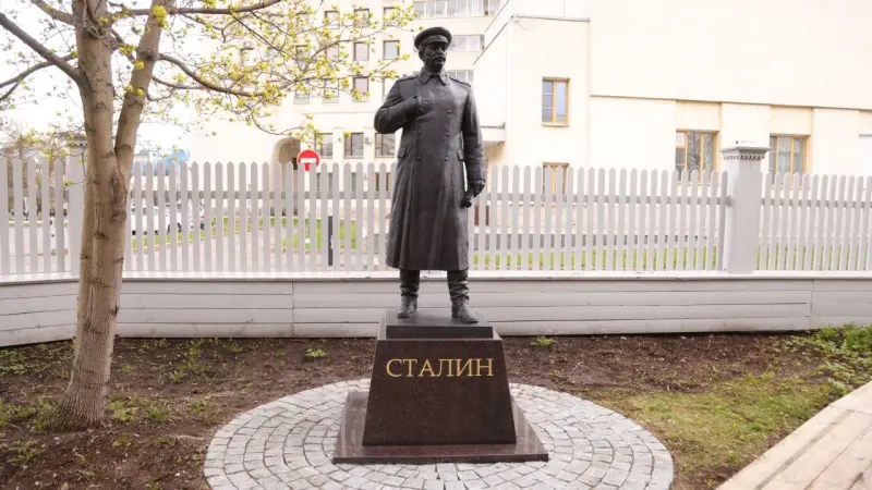 Прокуратура области требует вернуть памятник Сталину подрядчику